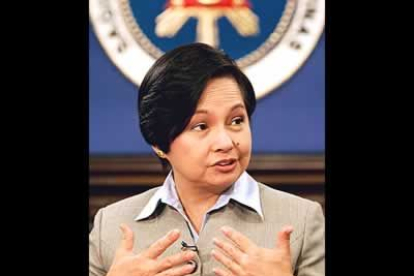 Pero además hay otras mujeres que también han alcanzado el poder en distintos países. En Filipinas, la vicepresidenta Gloria Arroyo fue nombrada jefa de Estado en el 2001 en lugar del presidente Estrada.