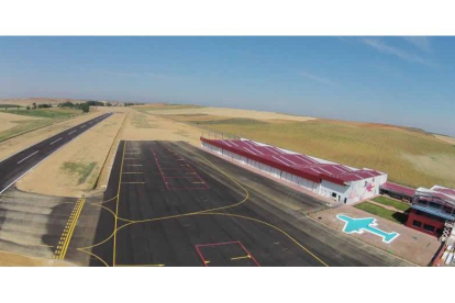 Las instalaciones del aeródromo de Los Oteros acogerán exhibiciones de vuelo acrobático y paracaidismo.