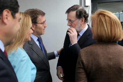 Mariano Rajoy, con Alberto Núñez Feijóo, Cristina Cifuentes, Juan Manuel Moreno y María Dolores de Cospedal (de espaldas), este mediodía, en Génova, antes de la foto de familia.