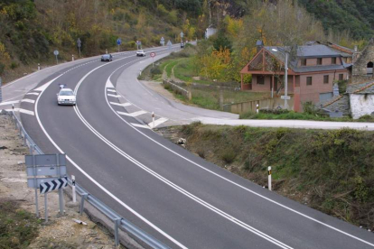La carretera Nacional 120 en su salida del Bierzo hacia Galicia por la zona de la Barosa. ANA F. BARREDO