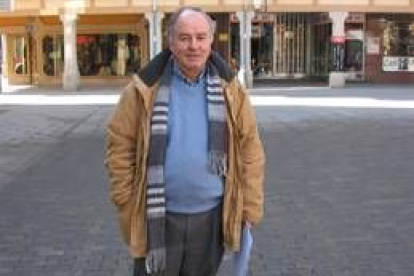 Pedro Cordero posa en la plaza de Santocildes de Astorga en una imagen de archivo