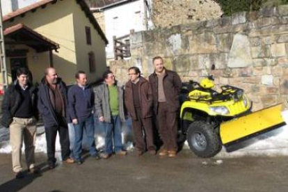 Luis Aznar hace entrega del quad quitanieves a la junta vecinal de Horcadas