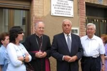 El obispo y el alcalde tras descubrir la placa en la casa natal del beato