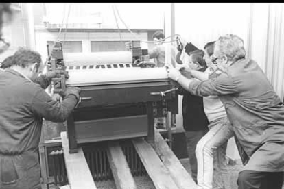 Empleados del periódico desmantelando la rotativa de Lucas de Tuy, para su translado a las nuevas instalaciones de la Virgen del Camino, inauguradas en octubre de 1991.