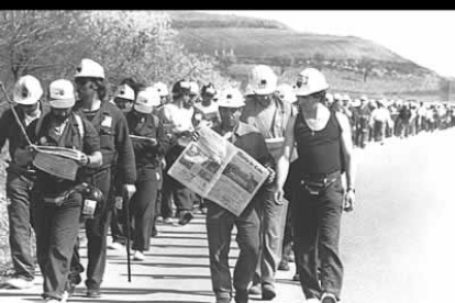Diario de León ha permanecido fiel a los acontecimientos más decisivos de la provincia. En la foto, un minero de la llamada Marcha Negra, por la defensa de la minería leonesa, se mantiene informado.