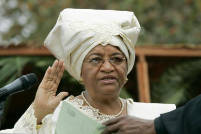 Ellen Johnson Sirleaf jura el cargo como presidenta de Liberia tras su primera victoria electoral, el 16 de enero del 2006, en Monrovia.