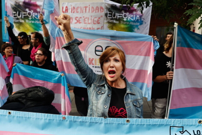 Manifestación convocada por la Plataforma Trans frente a la sede del PSOE por haber solicitado una semana más la ampliación del plazo para la presentación de enmiendas a la ley trans. DANIEL GONZÁLEZ
