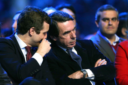 Aznar ve a Casado un líder como un castillo sin tutelas, ni tutías