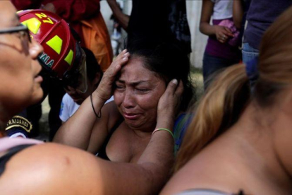Los familiares de los menores fallecidos esperan ansiosos en el refugio de Virgen de la Asunción.