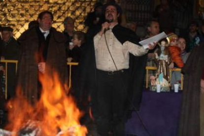 El cuentacuentos y escritor Manuel Ferrero, lanzando sus satíricas coplas leonesas.