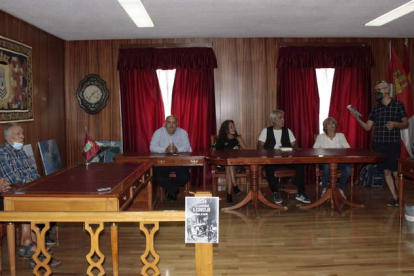 Alfonso González Matorra junto a los participantes en la presentación de su primer libro que versa sobre Riaño. CAMPOS