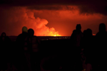 Imagen de la erupción volcánica al norte de Grindavík (Islandia). ICELANDIC COAST GUARD / HANDOUT