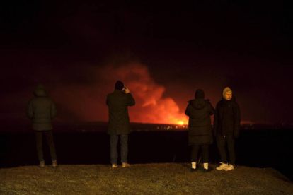 Imagen de la erupción volcánica al norte de Grindavík (Islandia). ICELANDIC COAST GUARD / HANDOUT