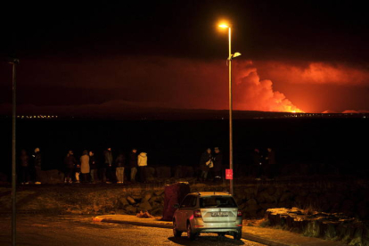 Imagen de la erupción volcánica al norte de Grindavík (Islandia). ICELANDIC COAST GUARD / HANDOUT