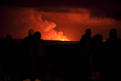 Imagen de la erupción volcánica al norte de Grindavík (Islandia). ICELANDIC COAST GUARD / HANDOUT