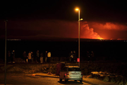 Imagen de la erupción volcánica al norte de Grindavík (Islandia). ICELANDIC COAST GUARD / HANDOUT