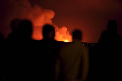 Imagen de la erupción volcánica al norte de Grindavík (Islandia). ICELANDIC COAST GUARD / HANDOUT