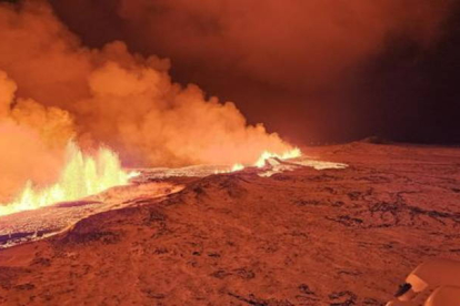 Imagen de la erupción volcánica al norte de Grindavík (Islandia). ICELANDIC COAST GUARD / HANDOUT