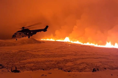 Imagen de la erupción volcánica al norte de Grindavík (Islandia). ICELANDIC COAST GUARD / HANDOUT