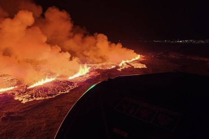 Imagen de la erupción volcánica al norte de Grindavík (Islandia). ICELANDIC COAST GUARD / HANDOUT