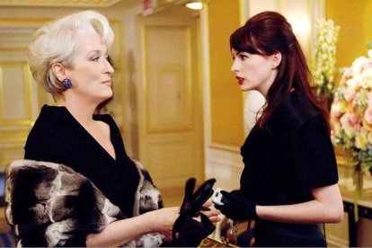La temida y editora de 'Runway', Miranda Priestly (Meryl Streep), junto a la periodista Andy Sachs (Anne Hathaway), en una escena de 'El diablo viste de Prada'.