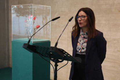 Presentación de la exposición de Teresa Burga, 'La equilibrista', en el Musac. En la imagen, la comisaria de la muestra, Helena López Camacho. FERNANDO OTERO