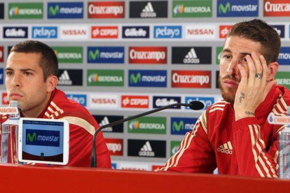 Sergio Ramos y Jordi Alba, durante la rueda de prensa en Curitiba.