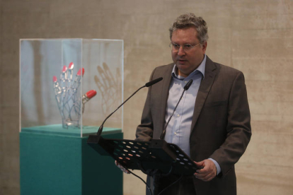 Presentación de la exposición de Teresa Burga, 'La equilibrista', en el Musac. El director del museo, Álvaro Rodríguez Fominaya. FERNANDO OTERO