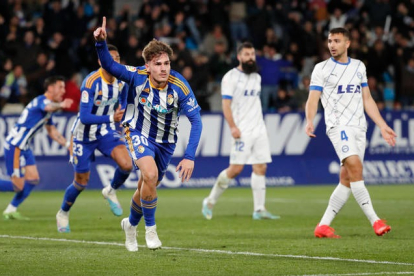 Hugo Vallejo celebra su gol que supuso el del triunfo de la Deportiva. L. DE LA MATA