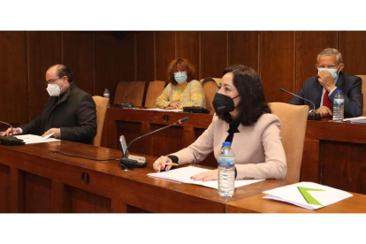 Los portavoces de la oposición, Marco Morala (PP), Cristina López (USE), Ruth Morales (Cs) y Tarsicio Carballo (PRB), ayer en el Pleno. L. DE LA MATA