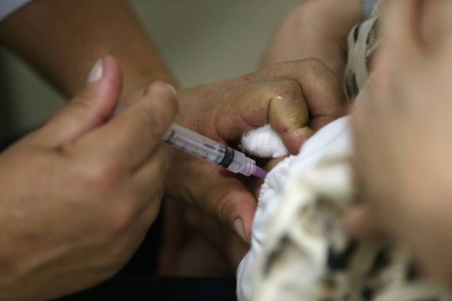 Imagen detalle de una sesión de vacunación. FERNANDO BIZERRA