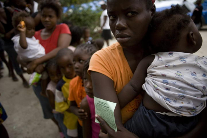 Un grupo de mujeres y niños esperANDO su turno para ser vacunados en Puerto Príncipe (Haití). ANDRÉS MARTÍNEZ CASARES