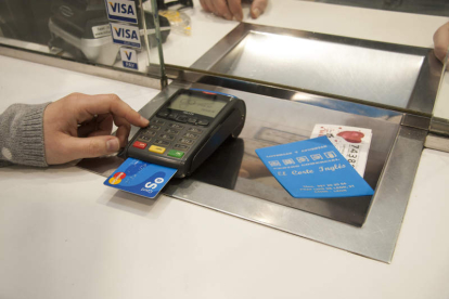 A cada español se le podría asignar al menos una tarjeta de crédito. FERNANDO OTERO PERANDONES