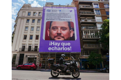 Podemos ha instalado en Madrid una lona con el rostro del hermano de Isabel Díaz Ayuso. BORJA SÁNCHEZ TRILLO