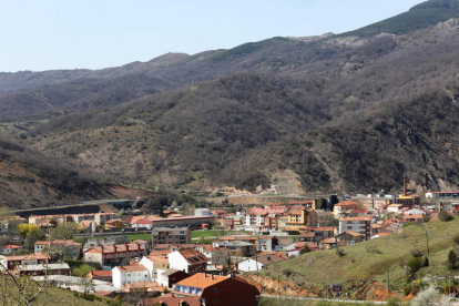 Ligada a la mina durante largas décadas, Cistierna alcanzó su pleno auge con la construcción de la línea La Robla-Valmaseda que tendrá en la localidad una de sus estaciones más importantes. Hoy en día se ha convertido en un moderno municipio rural rodeado