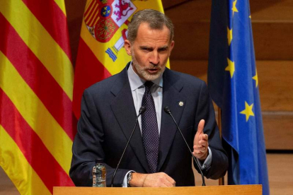 El Rey Felipe VI durante el acto de los jueces celebrado ayer en Barcelona. ENRIC FONTCUBERTA