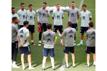 El seleccionador español Luis Enrique Martínez conversa con sus futbolistas. JUAN CARLOS HIDALGO