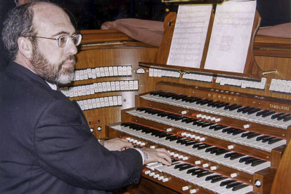 Ramón Castejón toca el órgano en el Vaticano . DL
