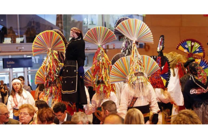Las fiestas populares, especialmente los carnavales tradicionales, fueron protagonistas ayer de la presentación de la oferta turística de la provincia en Fitur.