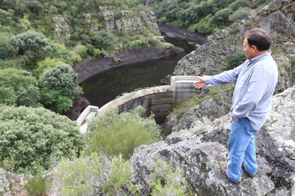 El pedáneo de San Andrés de las Puentes, José Luis de la Torre, mostraba en 2009 la presa tras liberar el lodo que la colmataba. LDM