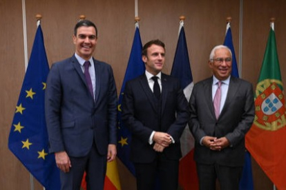 Pedro Sánchez ha acordado en Bruselas junto a Emmanuel Macron y Antonio Costa la creación, como cuestión prioritaria, del Corredor de Energía Verde, que conectará los tres países con la UE. BORJA PUIG DE LA BELLACASA