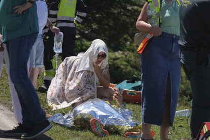 Los heridos son atendidos por miembros de la Guardia Civil tras despeñarse un autobús con 48 pasajeros en la subida a los Lagos de Covadonga. PACO PAREDES