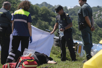 Los heridos son atendidos por miembros de la Guardia Civil tras despeñarse un autobús con 48 pasajeros en la subida a los Lagos de Covadonga. PACO PAREDES