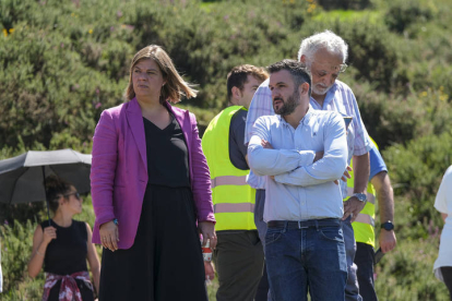La vicepresidenta de Principado de Asturias, Gimena Llamado (i), asiste este lunes al lugar en el que se produjo el accidente de un autobús en la subida a los Lagos de Covadonga. PACO PAREDES