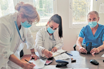 El responsable de la Unidad de Diagnóstico Rápido, José Antonio Herrera Rubio, junto a dos de las enfermeras del equipo. P.I.