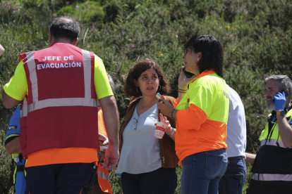 La consejera de Salud del Principado de Asturias, Concepción Saavedra (c), asiste este lunes al lugar en el que se produjo el accidente de un autobús en la subida a los Lagos de Covadonga. PACO PAREDES