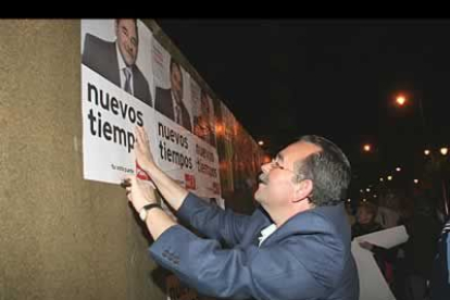 El candidato socialista, Ricardo González Saavedra, planchando las arrugas del cartel.