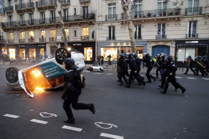 Los policías antidisturbios durante los enfrentamientos de ayer en las calles de París. IAN LANGSDON