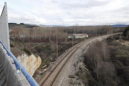 La línea Palencia-La Coruña pasa muy cerca del polígono y bastaría un ramal de 300 metros para conectarlo. L. DE LA MATA.