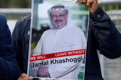 Un manifestante muestra la foto de Jamal Khashoggi en una protesta frente al consulado de Arabia Saudí en Estambul.